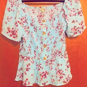 Flattering floral top. On/off shoulders. 🦋